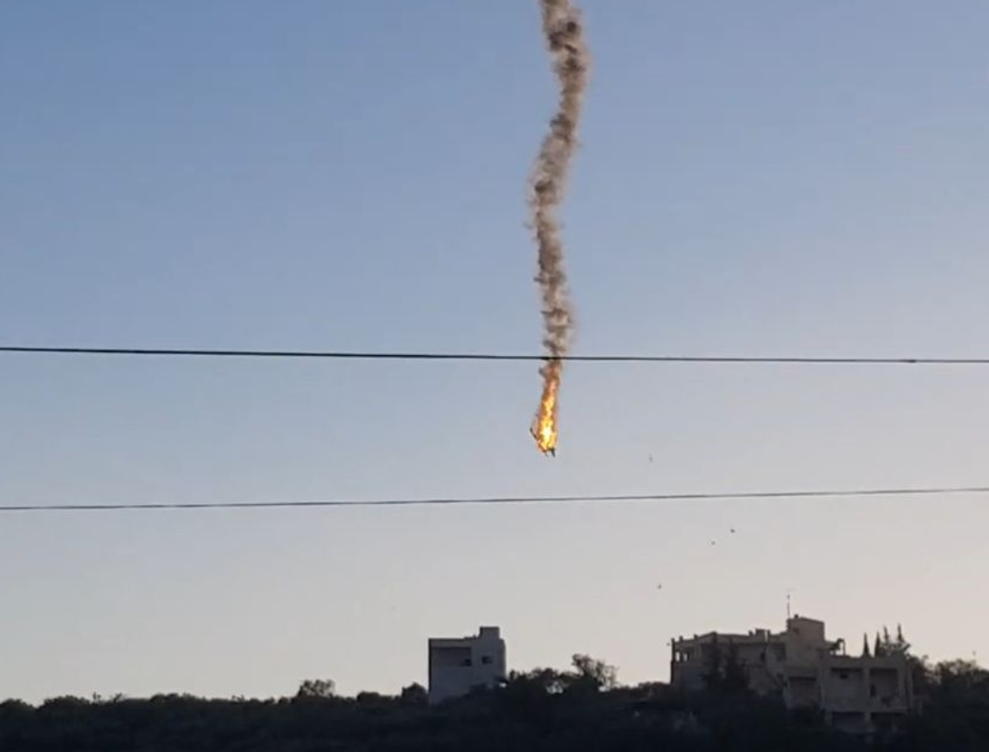 Hai máy bay không người lái bốc cháy ngùn ngụt sau va chạm trên không ở Syria ảnh 3