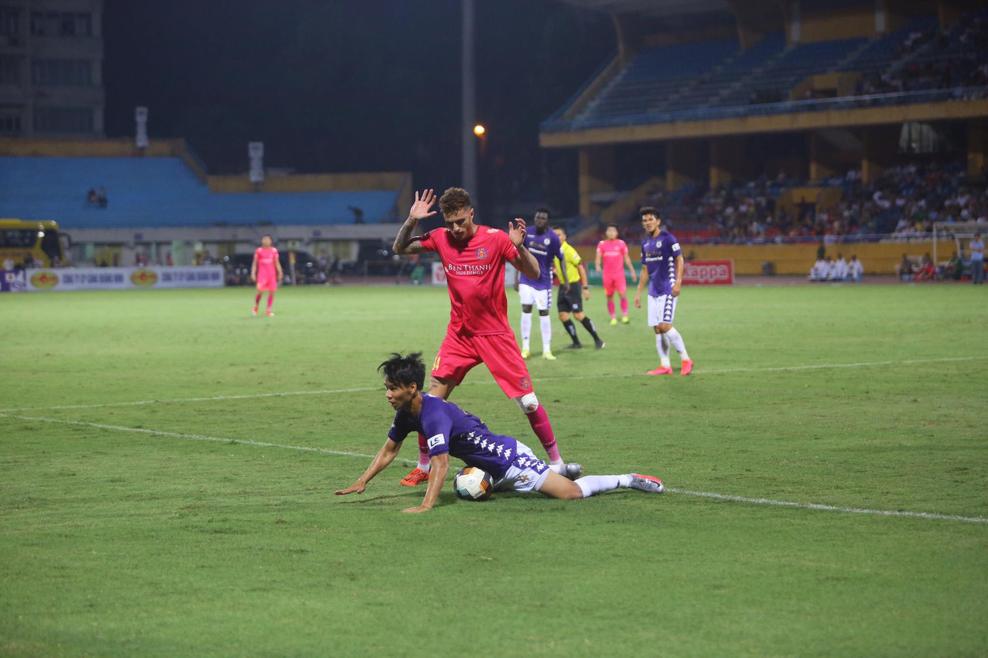 Quang Hải ngồi khán đài cùng bạn gái, nhìn Hà Nội thua trận thứ 2 ở Hàng Đẫy ảnh 13