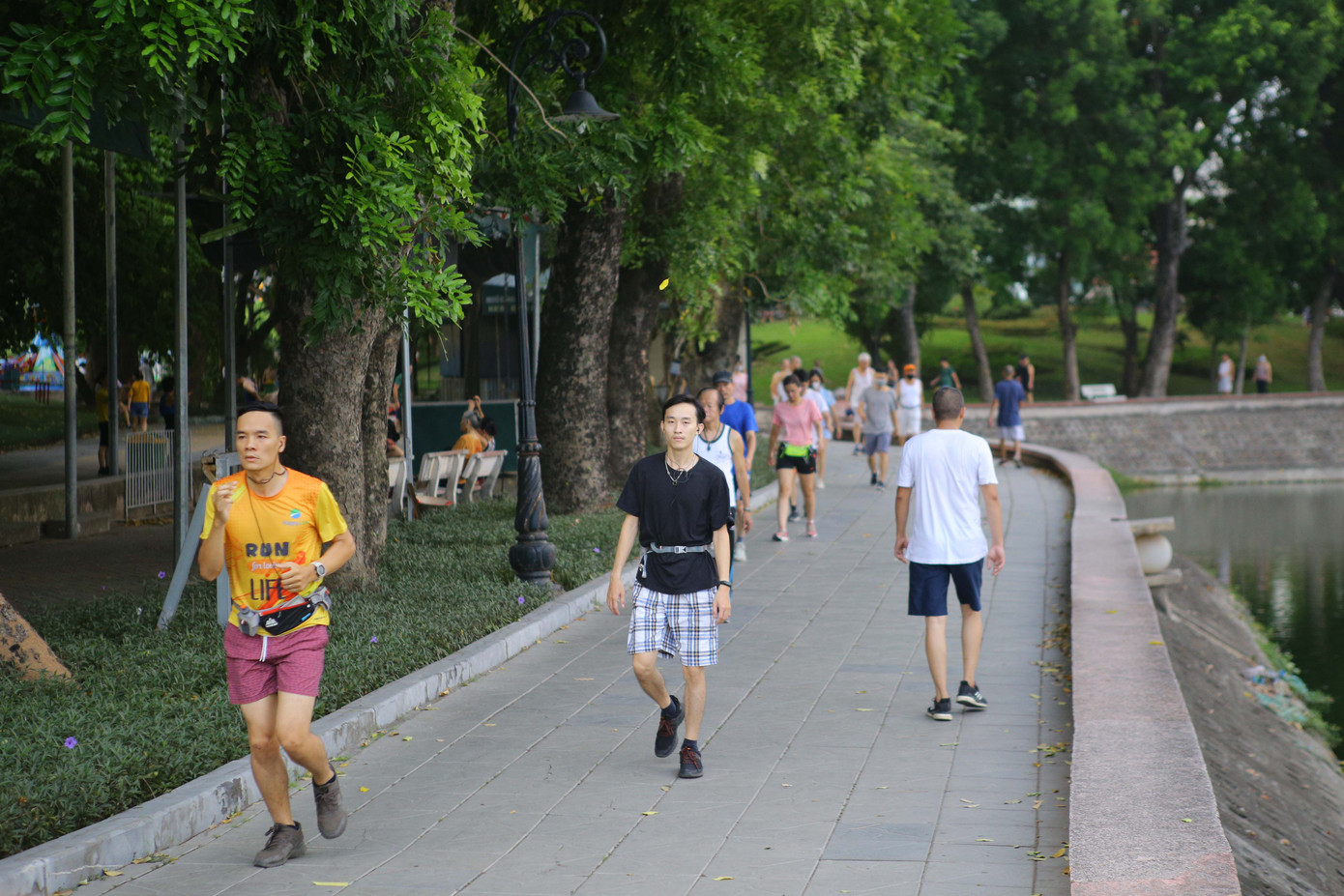 Người dân Hà Nội vẫn thờ ơ với 'lệnh' đeo khẩu trang nơi công cộng ảnh 1