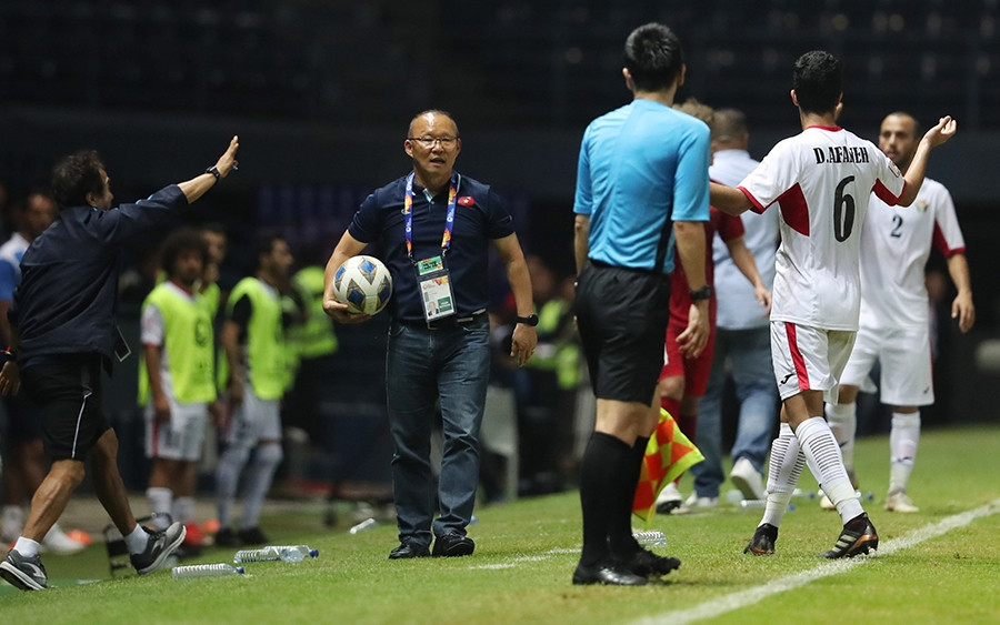HLV Park Hang Seo 'bốc hỏa' với trọng tài biên ảnh 1