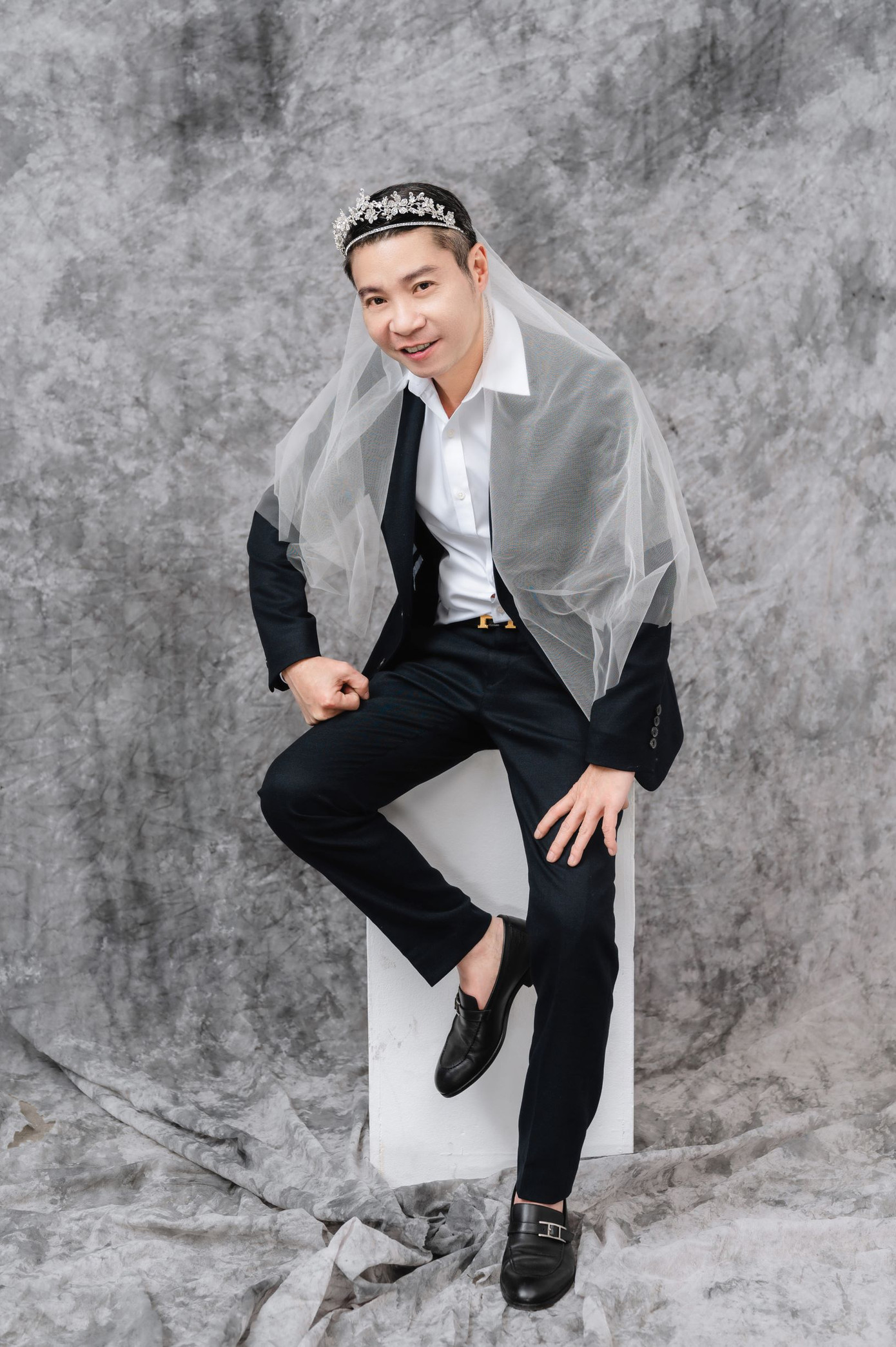 NSND Công Lý đeo vương miện chụp ảnh cưới cùng bạn gái kém 15 tuổi ảnh 1