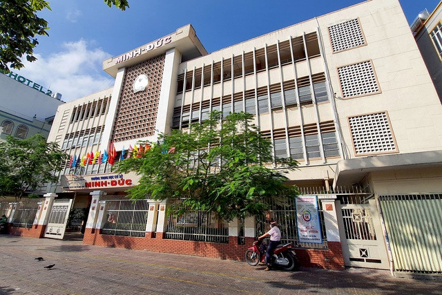 Bảo vệ trường học kể lại giây phút cứu nữ sinh lơ lửng ngoài lan can ảnh 2