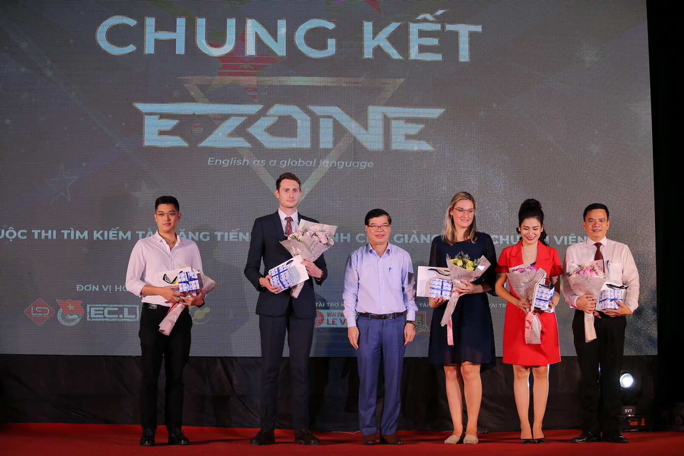 Giảng viên Luật sôi nổi tranh tài tiếng Anh ảnh 2