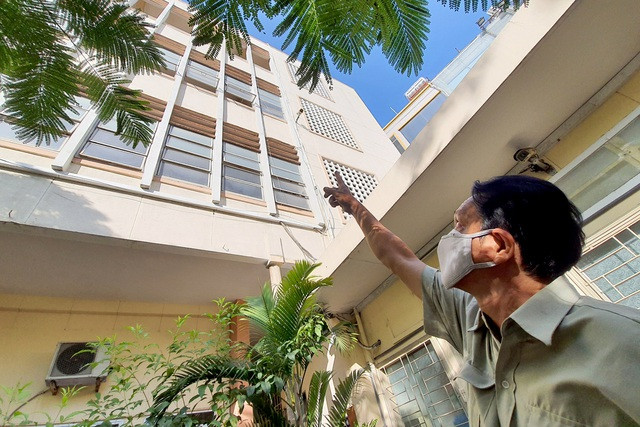 Bảo vệ trường học kể lại giây phút cứu nữ sinh lơ lửng ngoài lan can ảnh 1