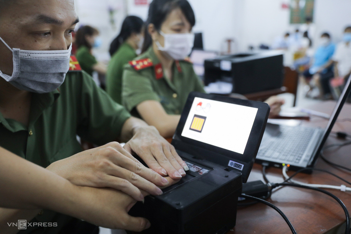 Thức đêm chờ làm căn cước gắn chip ở thành phố Thủ Đức ảnh 7