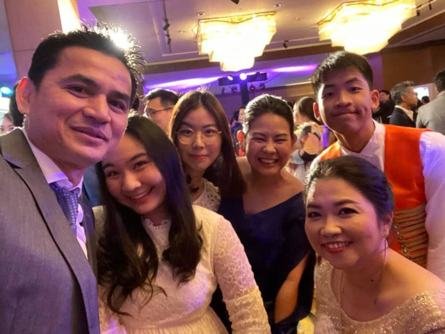 Kiatisuk hát bài 'Hãy về đây bên anh' trong tiệc chia tay gia đình ảnh 2