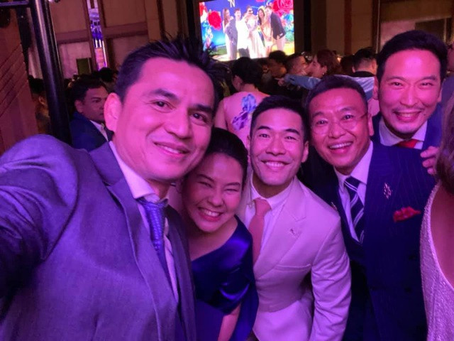 Kiatisuk hát bài 'Hãy về đây bên anh' trong tiệc chia tay gia đình ảnh 6