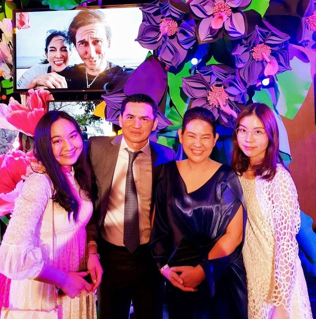 Kiatisuk hát bài 'Hãy về đây bên anh' trong tiệc chia tay gia đình ảnh 1