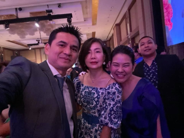 Kiatisuk hát bài 'Hãy về đây bên anh' trong tiệc chia tay gia đình ảnh 3