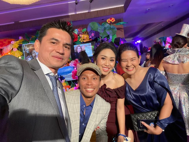 Kiatisuk hát bài 'Hãy về đây bên anh' trong tiệc chia tay gia đình ảnh 5