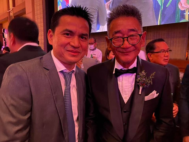 Kiatisuk hát bài 'Hãy về đây bên anh' trong tiệc chia tay gia đình ảnh 4