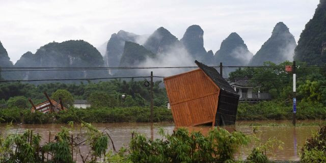 Mưa lũ kinh hoàng tàn phá Trung Quốc ảnh 6