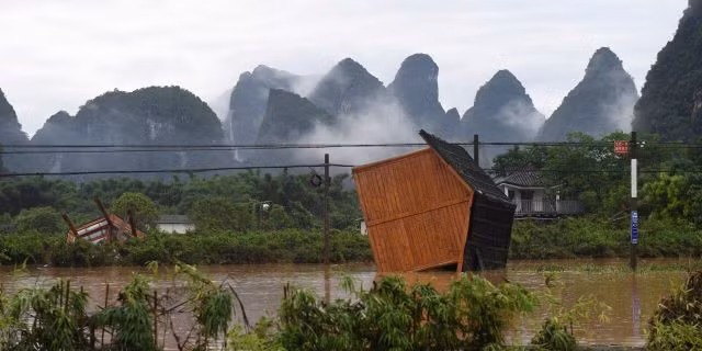 Mưa lũ kinh hoàng tàn phá Trung Quốc ảnh 6