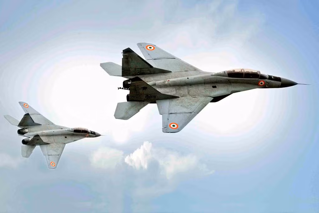 Cất cánh từ tàu sân bay, tiêm kích MiG-29K lao xuống Biển Ả Rập ảnh 2