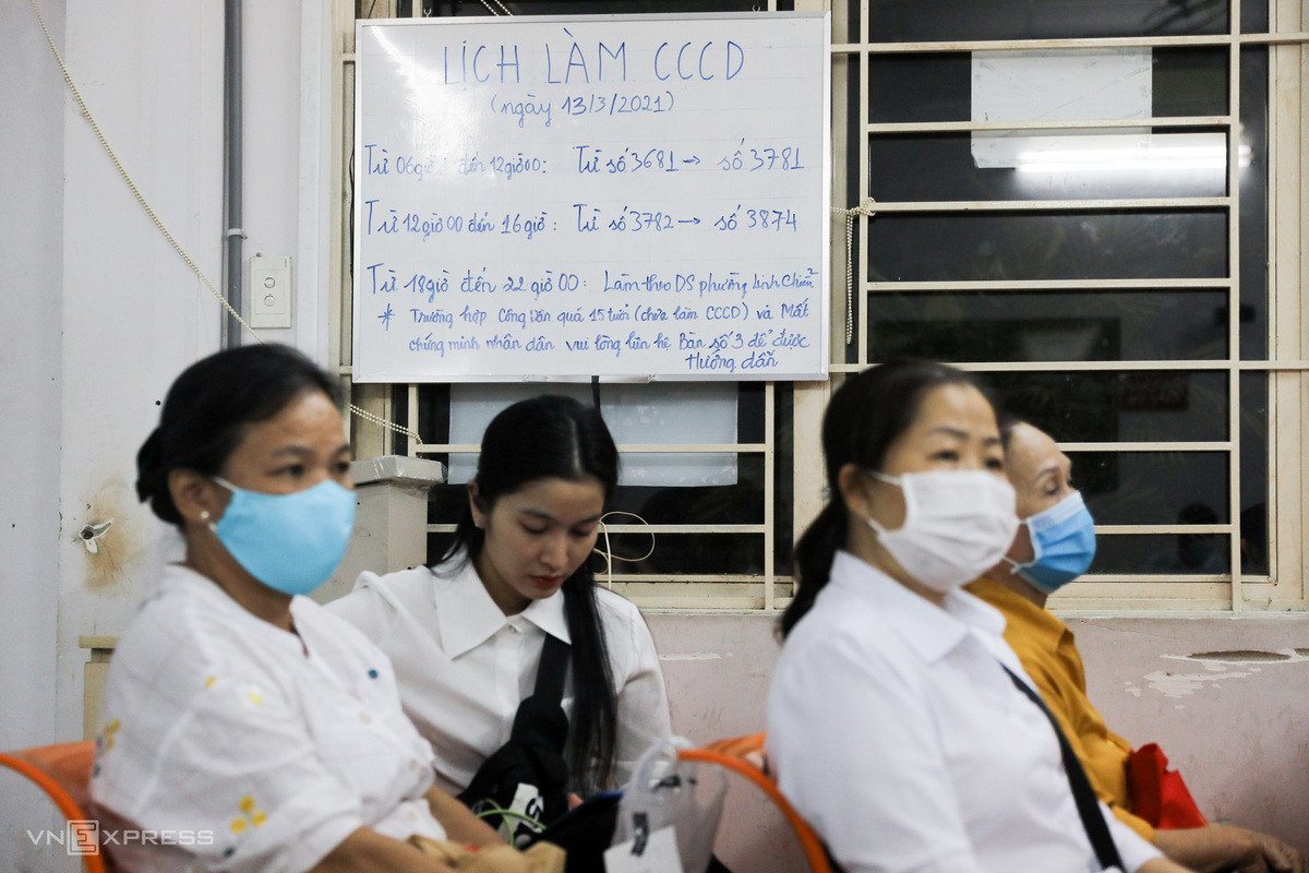 Thức đêm chờ làm căn cước gắn chip ở thành phố Thủ Đức ảnh 1