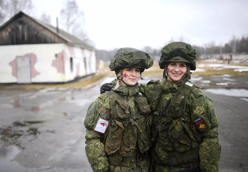 Nữ binh sĩ Nga thi sắc đẹp ngụy trang ảnh 2