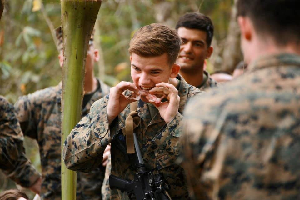 Tập trận Hổ Mang Vàng: Binh sĩ luyện ăn nhện, uống máu rắn ảnh 5