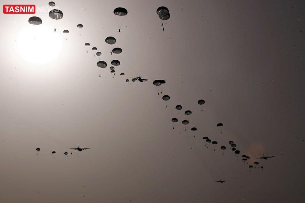 Lính biệt kích Iran đổ bộ rợp trời ngay cửa Vịnh Ba Tư ảnh 3