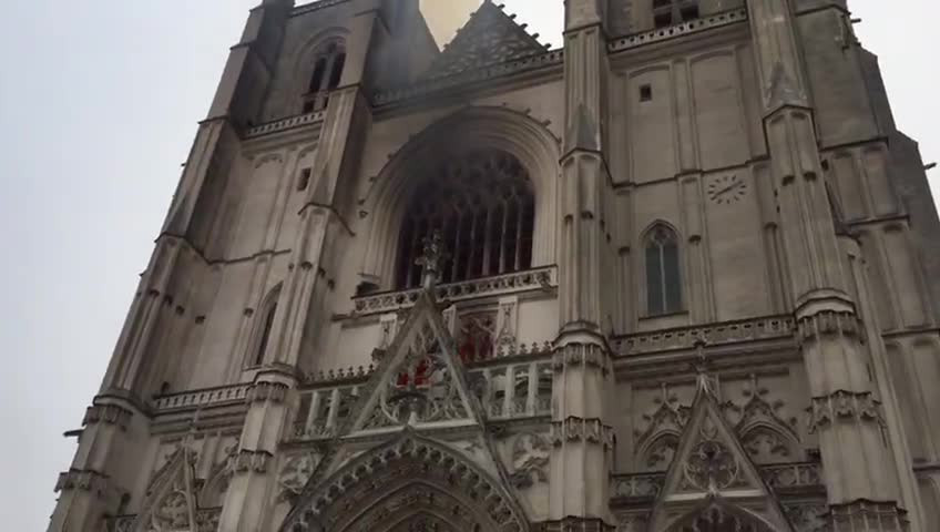 Cháy lớn ở nhà thờ Pháp ảnh 1