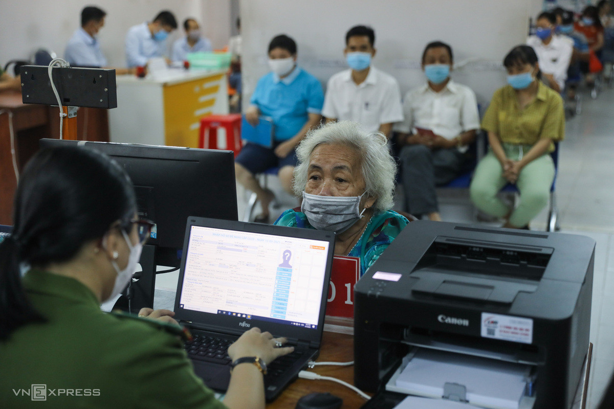 Thức đêm chờ làm căn cước gắn chip ở thành phố Thủ Đức ảnh 6