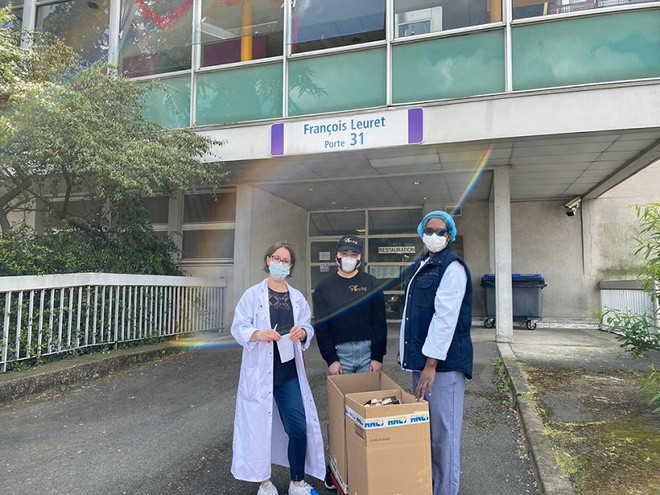 Cô gái Việt làm bánh mỳ tặng các bác sĩ chống dịch ở Pháp ảnh 1