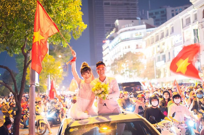 'Đi bão' mừng vô địch SEA Games, cô dâu chú rể có bộ ảnh cưới đáng nhớ ảnh 3
