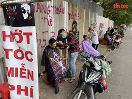 Nở rộ dịch vụ cắt tóc miễn phí cho người dân tại TP Hồ Chí Minh