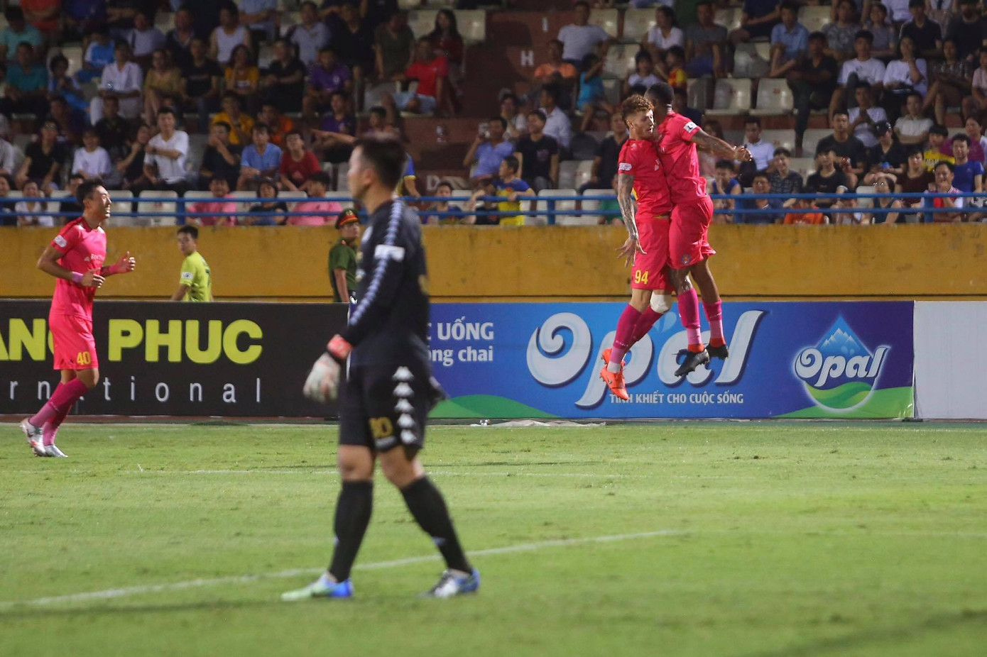 Quang Hải ngồi khán đài cùng bạn gái, nhìn Hà Nội thua trận thứ 2 ở Hàng Đẫy ảnh 10