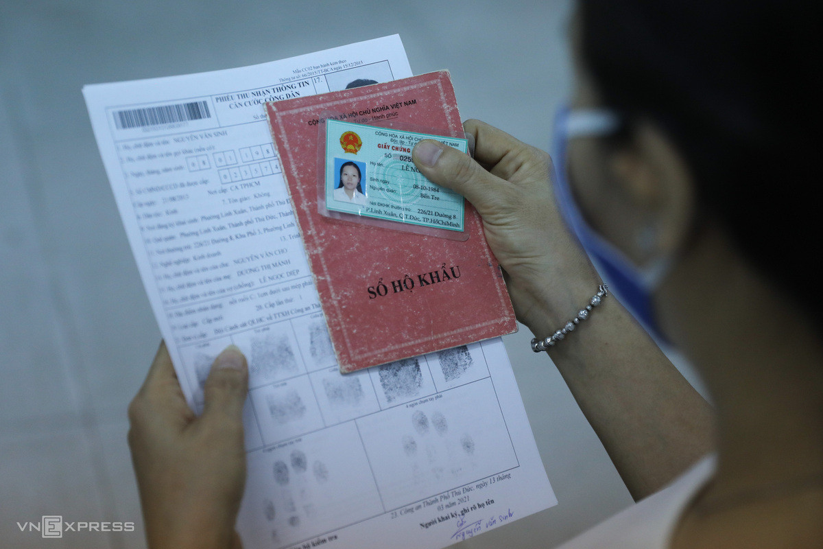 Thức đêm chờ làm căn cước gắn chip ở thành phố Thủ Đức ảnh 4