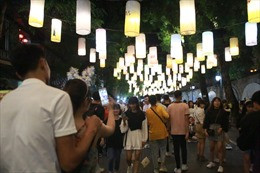 Hàng nghìn người đổ về phố Hàng Mã, Phùng Hưng chơi Trung thu