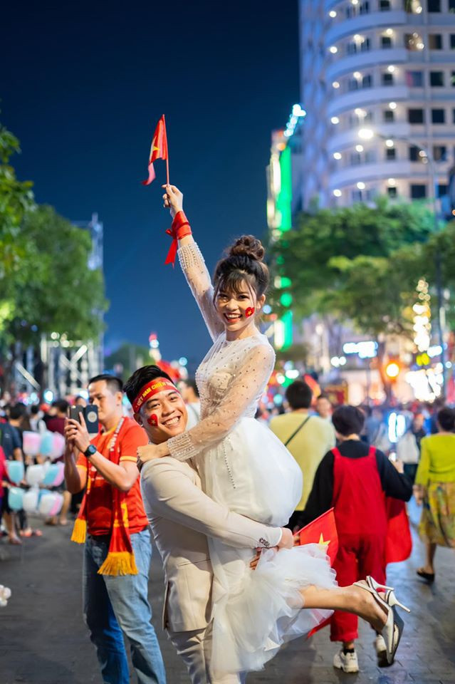 'Đi bão' mừng vô địch SEA Games, cô dâu chú rể có bộ ảnh cưới đáng nhớ ảnh 2