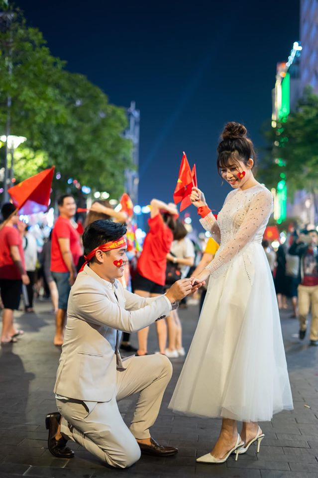 'Đi bão' mừng vô địch SEA Games, cô dâu chú rể có bộ ảnh cưới đáng nhớ ảnh 1