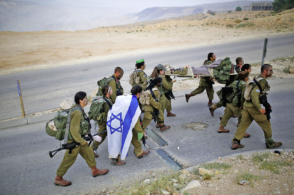 2. Những đồ vật, balo, kiện hàng,.. mang theo trên người lính Israel khi di chuyển cũng có nhiều điều kiện. Các binh sĩ được phép mang theo balo trong khi thực hiện nhiệm vụ của họ, nhưng với điều kiện đồ vật đó không được chứa bất kỳ dấu hiệu, logo và chữ khắc nào. Những điều cấm kỵ mà người lính Israel tuyệt đối không làm ảnh 2