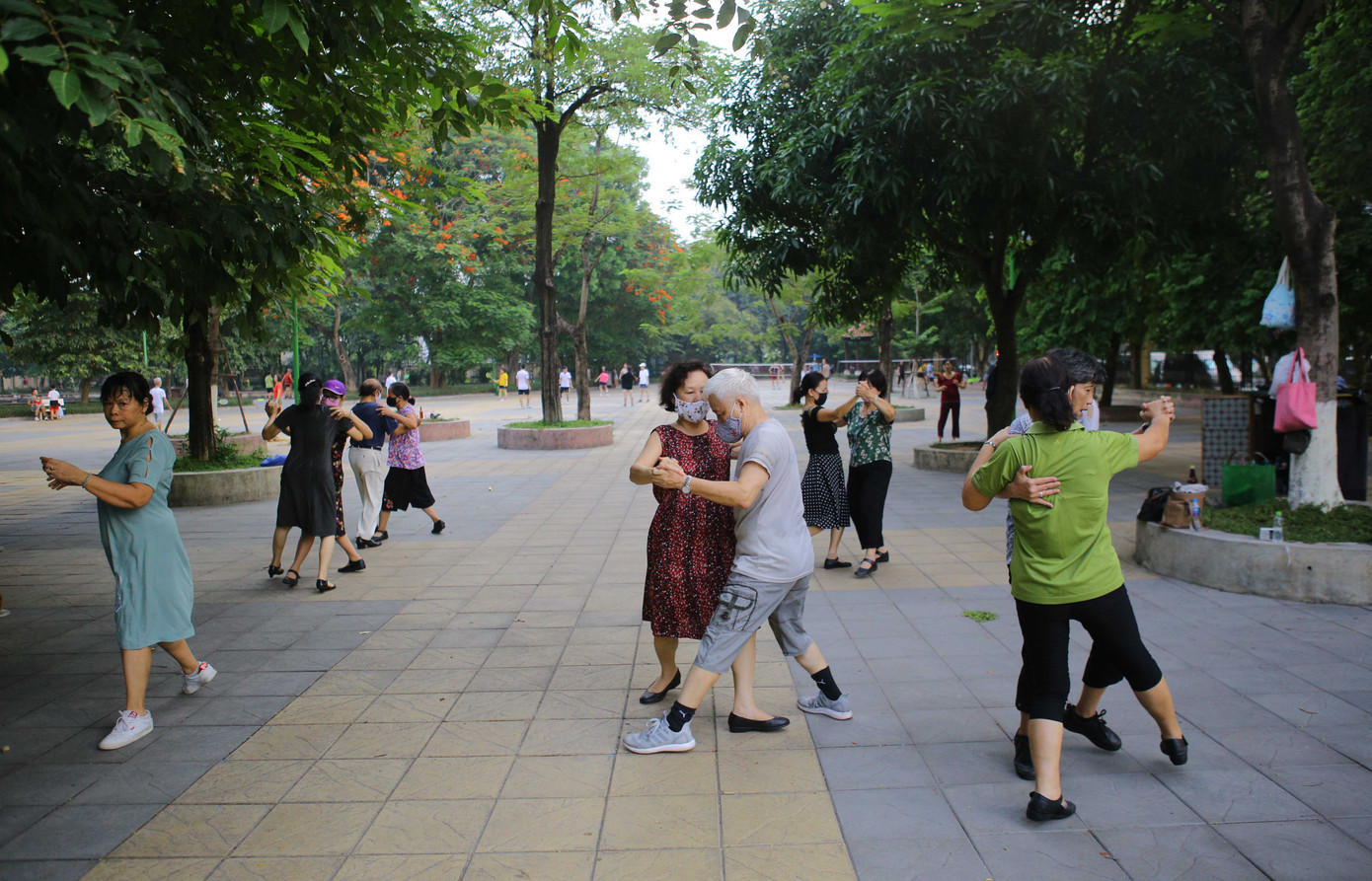 Người dân Hà Nội vẫn thờ ơ với 'lệnh' đeo khẩu trang nơi công cộng ảnh 5