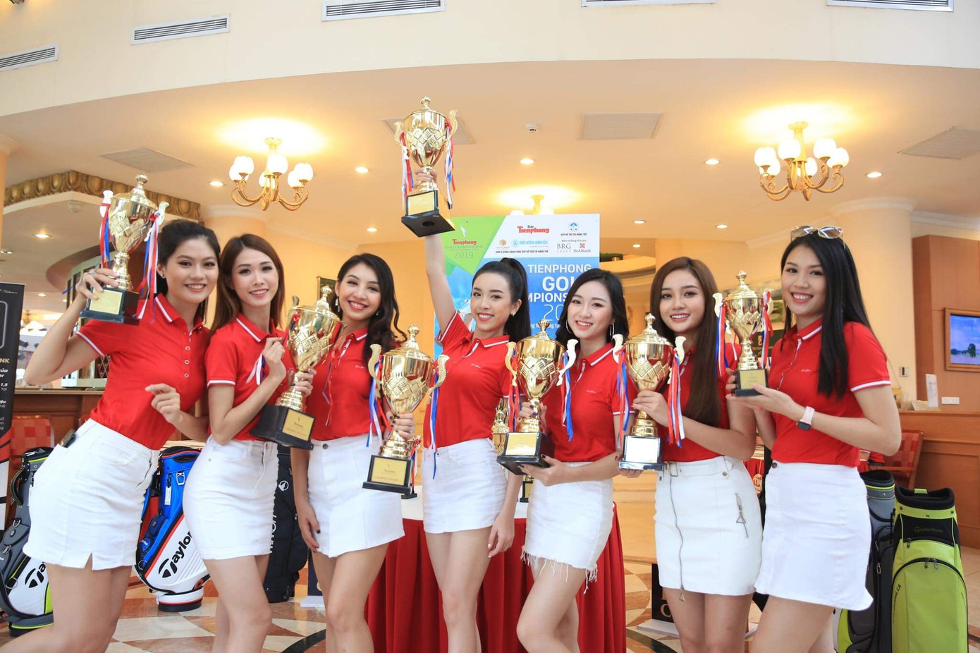 Các golfer phô diễn kỹ năng ở hố số 19 đặc biệt tại Tiền Phong Golf Championship ảnh 16