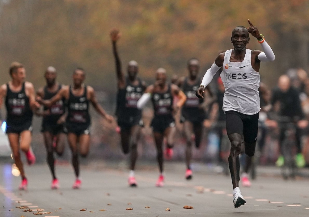 Chạy marathon dưới 2 giờ, Eliud Kipchoge lập kỳ tích trong lịch sử điền kinh ảnh 2
