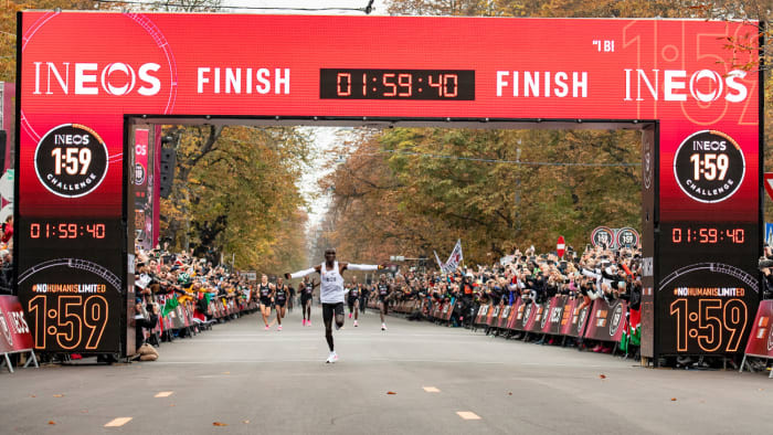 Chạy marathon dưới 2 giờ, Eliud Kipchoge lập kỳ tích trong lịch sử điền kinh ảnh 3