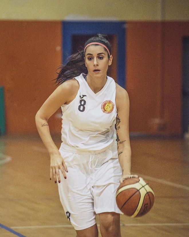 Người đẹp bóng rổ Italia tung ảnh nóng ngóng hết dịch ảnh 6