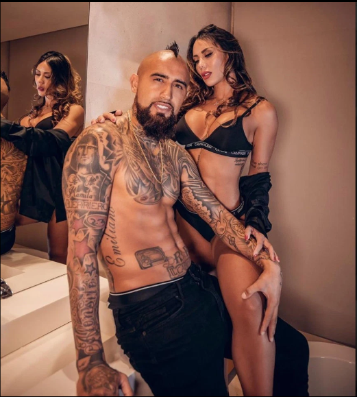 Mỹ nhân '6 múi' đăng ảnh mặc bikini, tình tứ với ngôi sao Barca ảnh 1