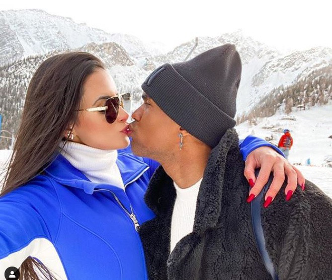 Cách ly cùng mỹ nhân nóng bỏng, sao Juventus lo... hỏng chân ảnh 7