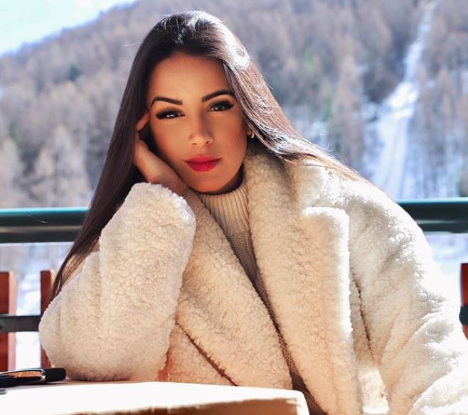 Cách ly cùng mỹ nhân nóng bỏng, sao Juventus lo... hỏng chân ảnh 5