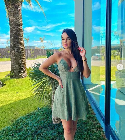 Cách ly cùng mỹ nhân nóng bỏng, sao Juventus lo... hỏng chân ảnh 4