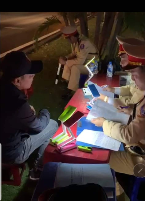 Tài xế xe cấp cứu say rượu bật còi hú, đi ngược chiều ở Hải Phòng ảnh 1