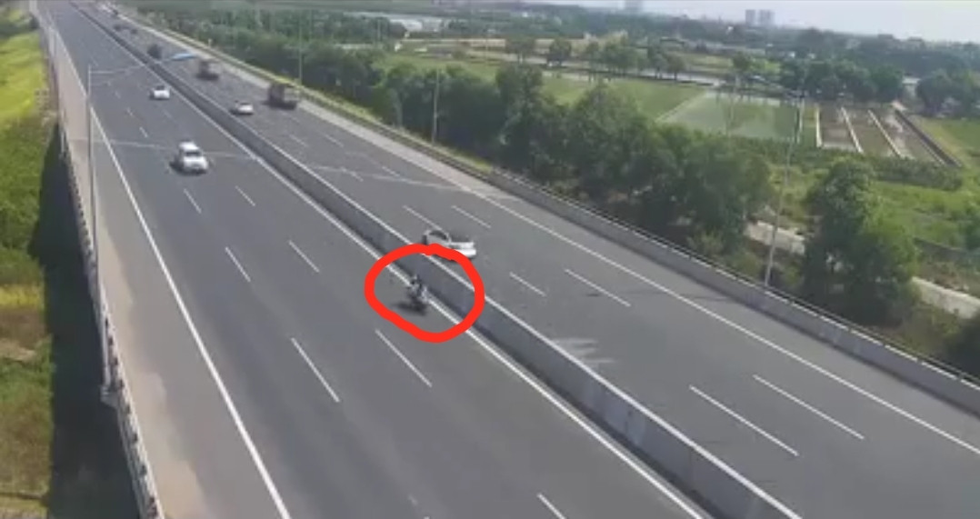 Xe máy vượt chốt, phóng bạt mạng trên cao tốc Hà Nội - Hải Phòng ảnh 1