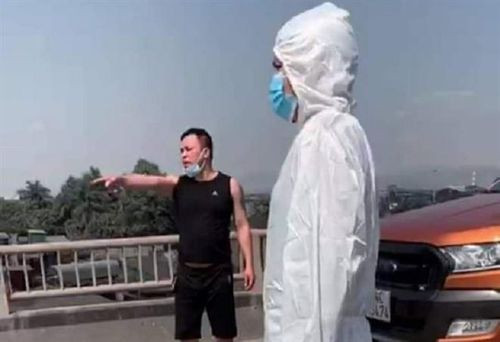 Tài xế xe bán tải tự ý tháo dỡ rào chắn, đấm CSGT tại chốt kiểm dịch ảnh 1