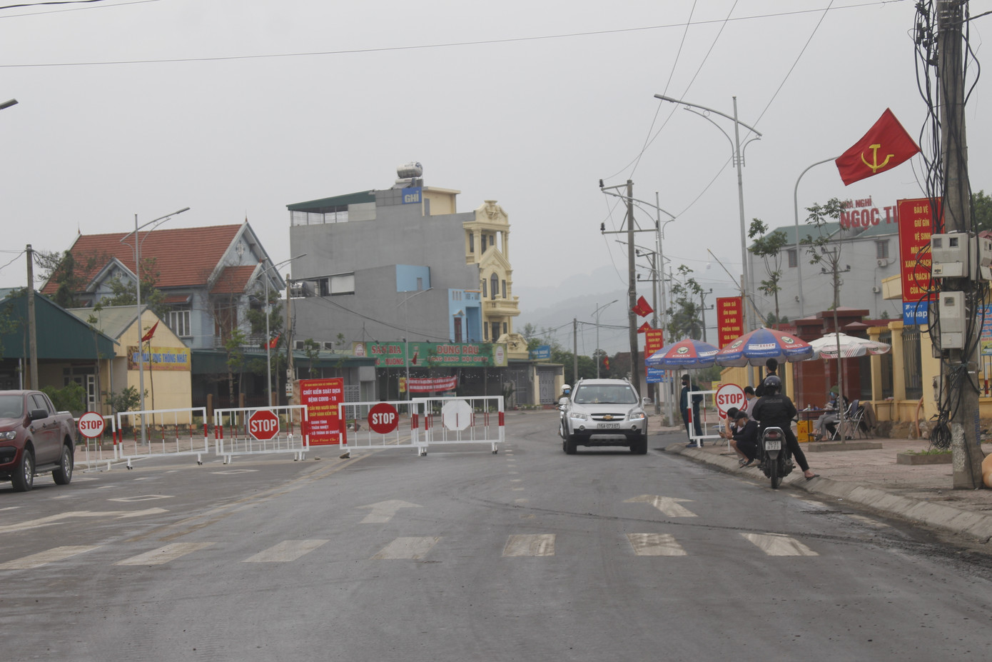 Quảng Ninh lên tiếng vụ đổ đất, cẩu bê tông chặn đường kiểm soát dịch ảnh 3