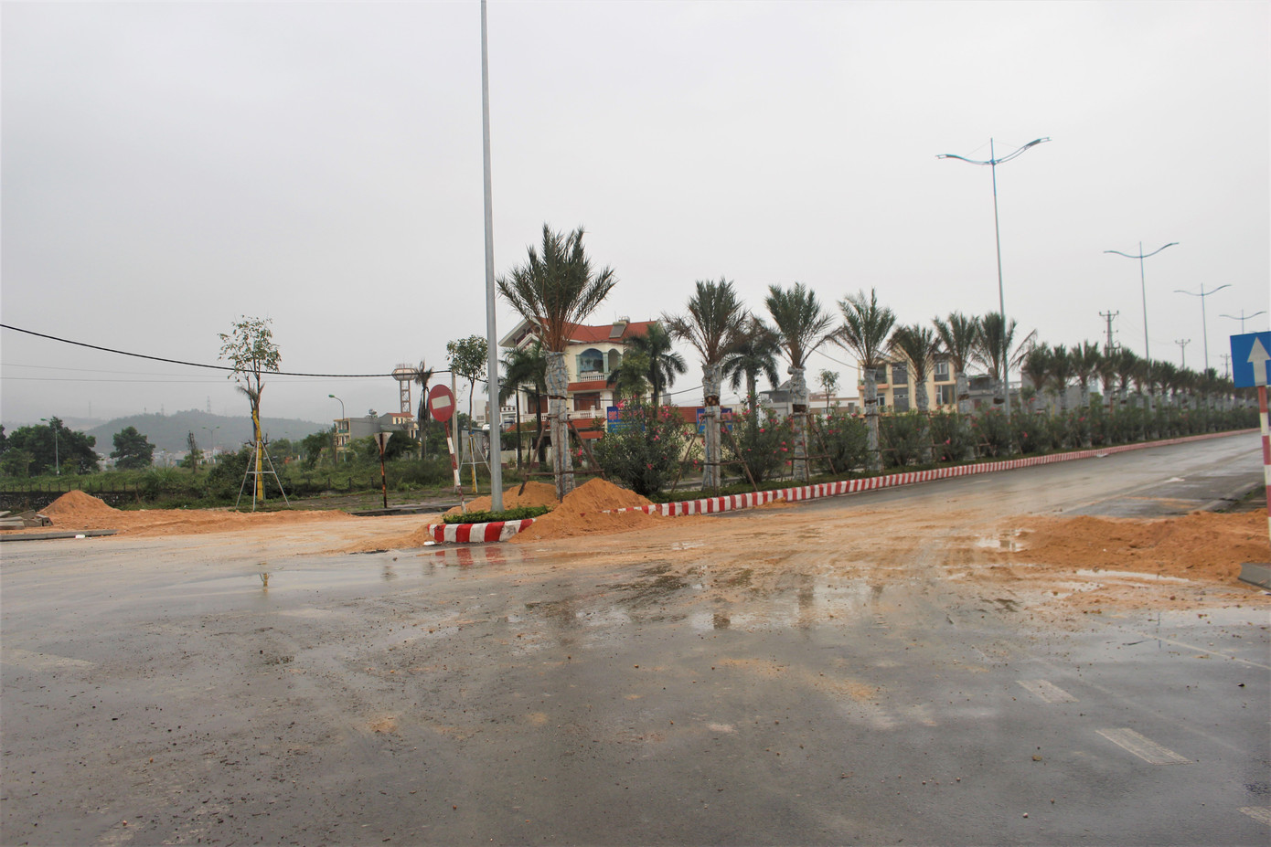 Quảng Ninh lên tiếng vụ đổ đất, cẩu bê tông chặn đường kiểm soát dịch ảnh 2