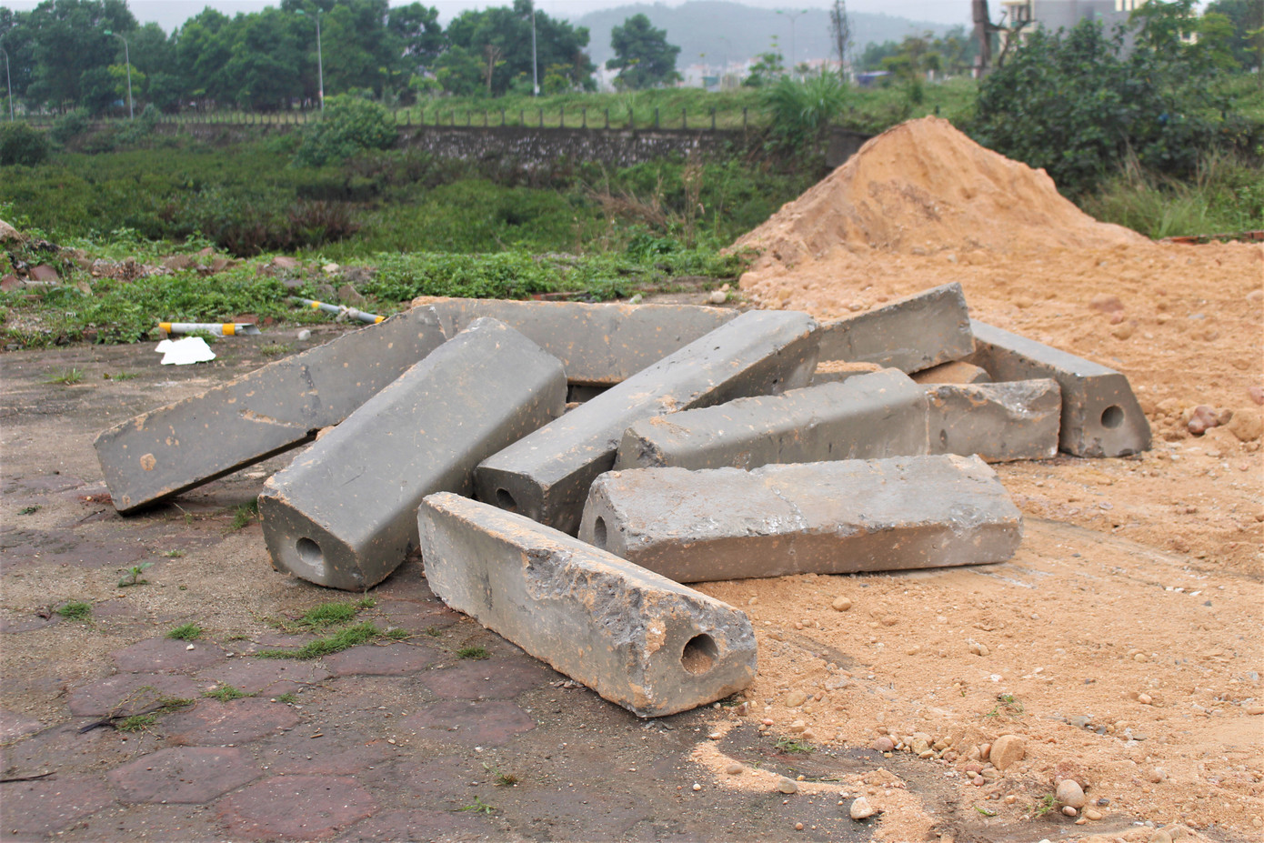 Quảng Ninh lên tiếng vụ đổ đất, cẩu bê tông chặn đường kiểm soát dịch ảnh 9