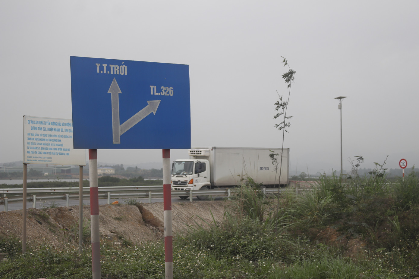 Quảng Ninh lên tiếng vụ đổ đất, cẩu bê tông chặn đường kiểm soát dịch ảnh 4