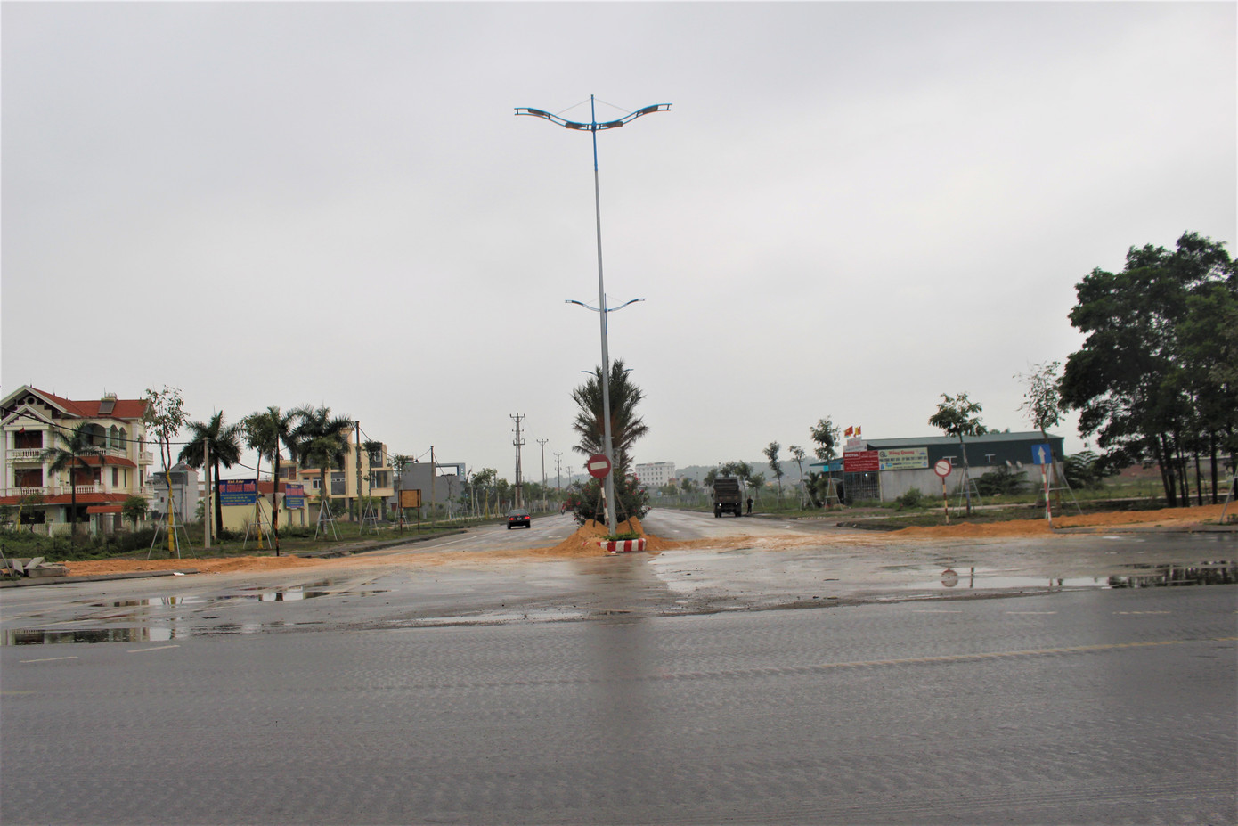 Quảng Ninh lên tiếng vụ đổ đất, cẩu bê tông chặn đường kiểm soát dịch ảnh 11